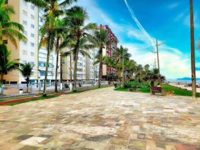 Apartamento na Vila Caiçara em Prédio Frente Mar com excelente localização por Reserva Praia